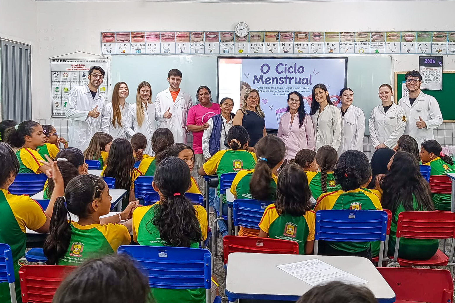 Estudantes de Medicina levam orientações sobre saúde e prevenção a alunos de escola em Várzea Grande