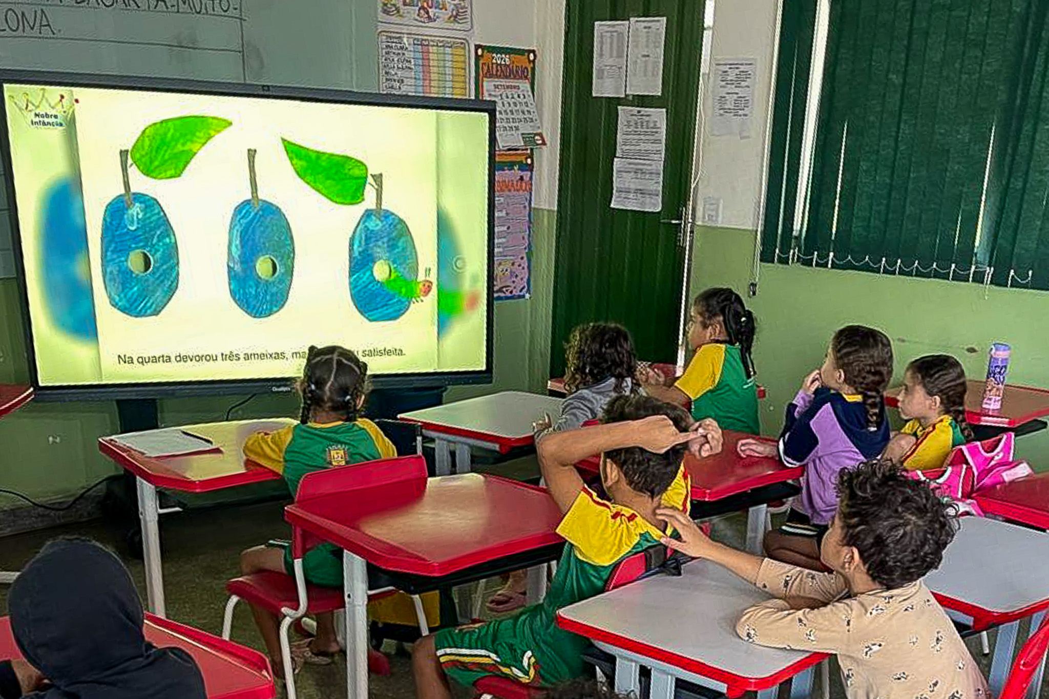 Alunos de 5 anos aprendem sobre metamorfose da borboleta em atividade lúdica