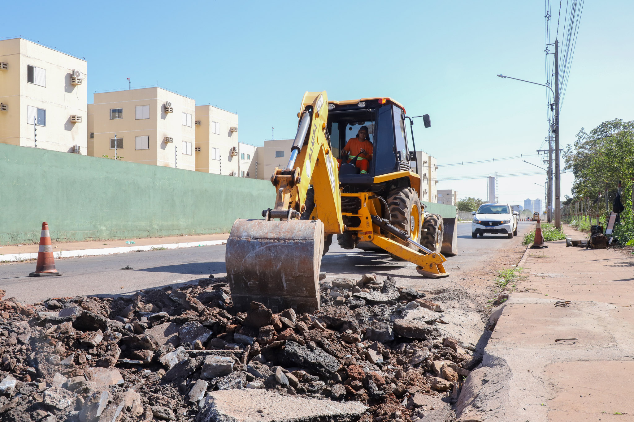 Prefeitura de Várzea Grande executa manutenção viária em nove pontos do município nesta quarta-feira (12.08)