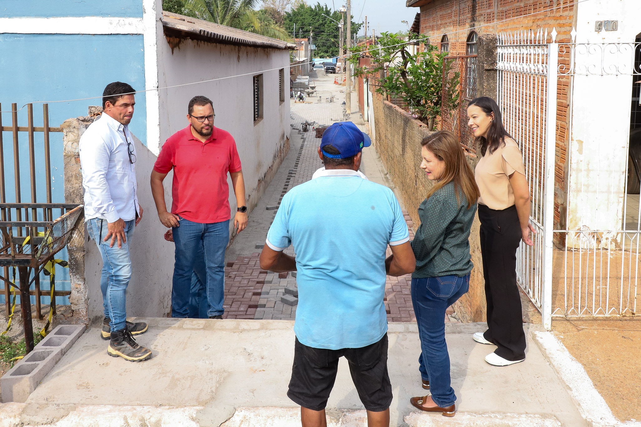 Prefeita Flávia Moretti vistoria obra do Beco do Alameda: “Há 40 anos ninguém olha para cá e agora está resolvendo”, diz presidente do bairro