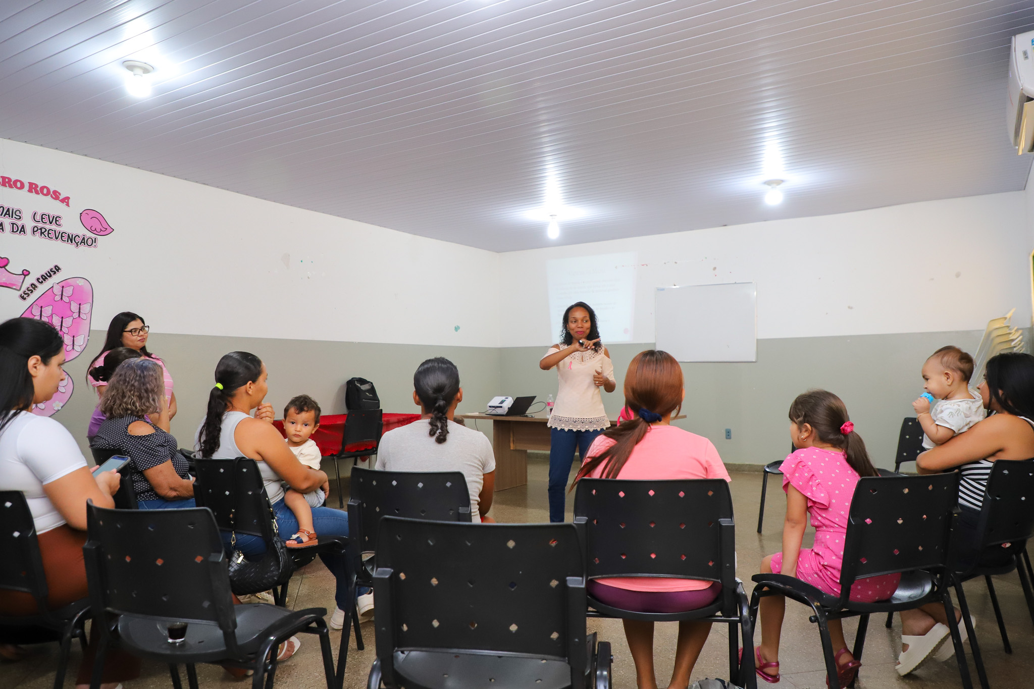 CREAS promove roda de conversa sobre prevenção ao câncer de mama e do colo do útero