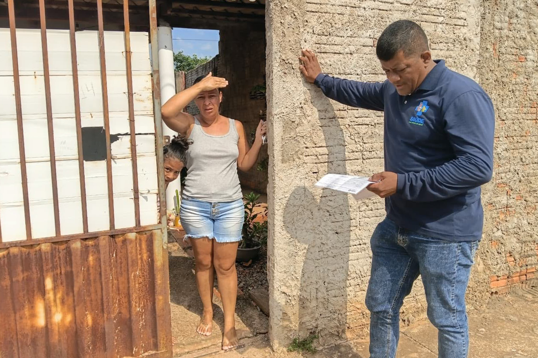 Saúde vai de porta em porta para localizar mulheres com exames preventivos pendentes em Várzea Grande