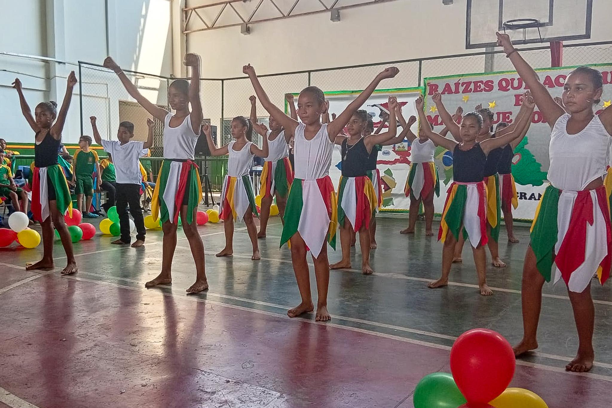Emeb Abdala José de Almeida encerra  Semana dos Migrantes e Refugiados com apresentação de danças e ato ecológico