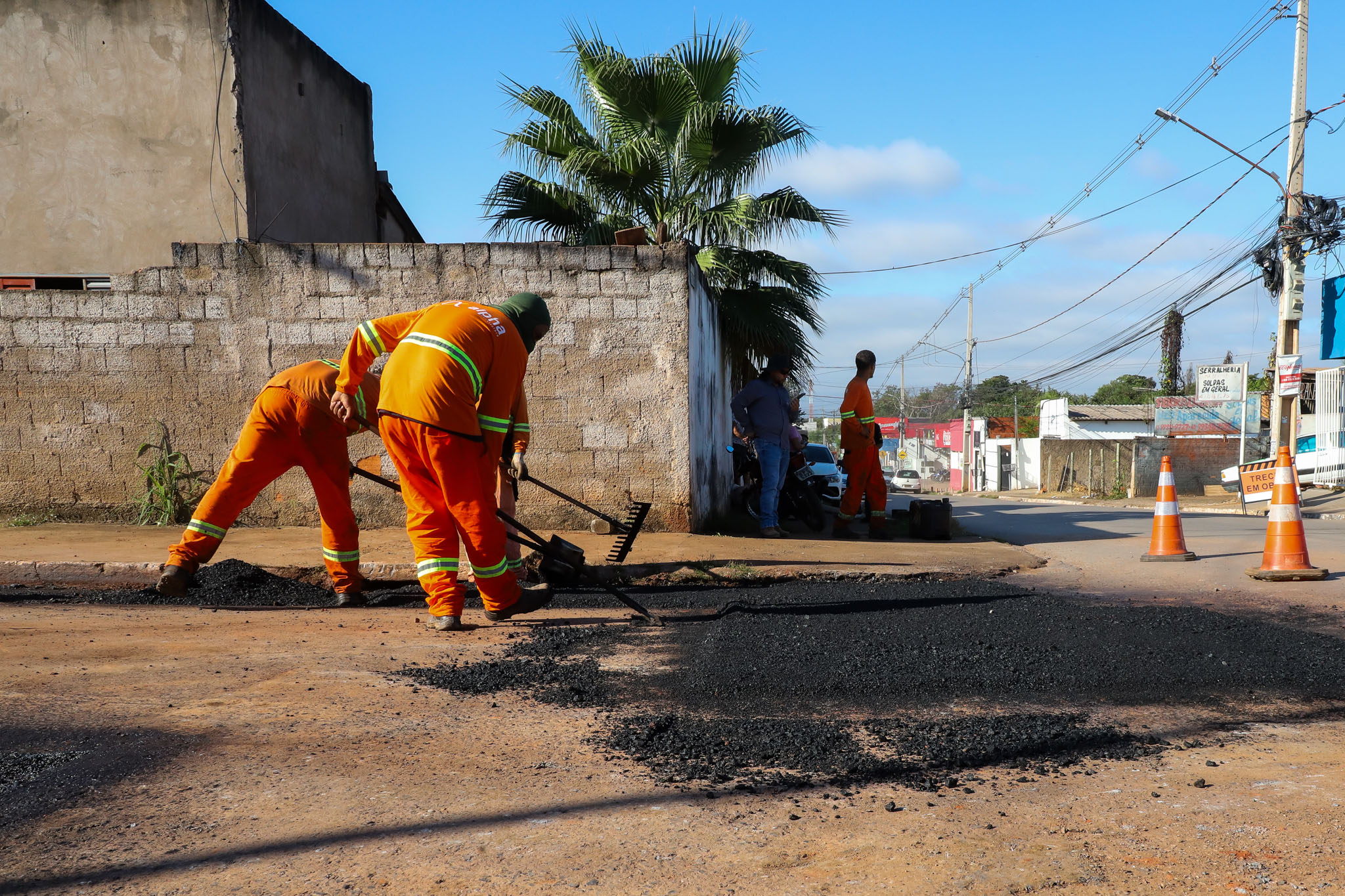 Bairro Joaquim Curvo recebe manutenção asfáltica e operação tapa-buracos