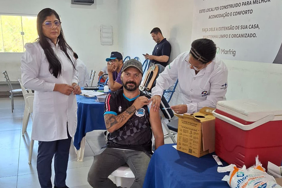 Secretaria de Saúde leva vacinação à Marfrig e amplia acesso à imunização em ação pelo Dia do Motorista