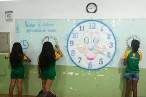 Alunos aprendem a identificar as horas em atividade prática e divertida