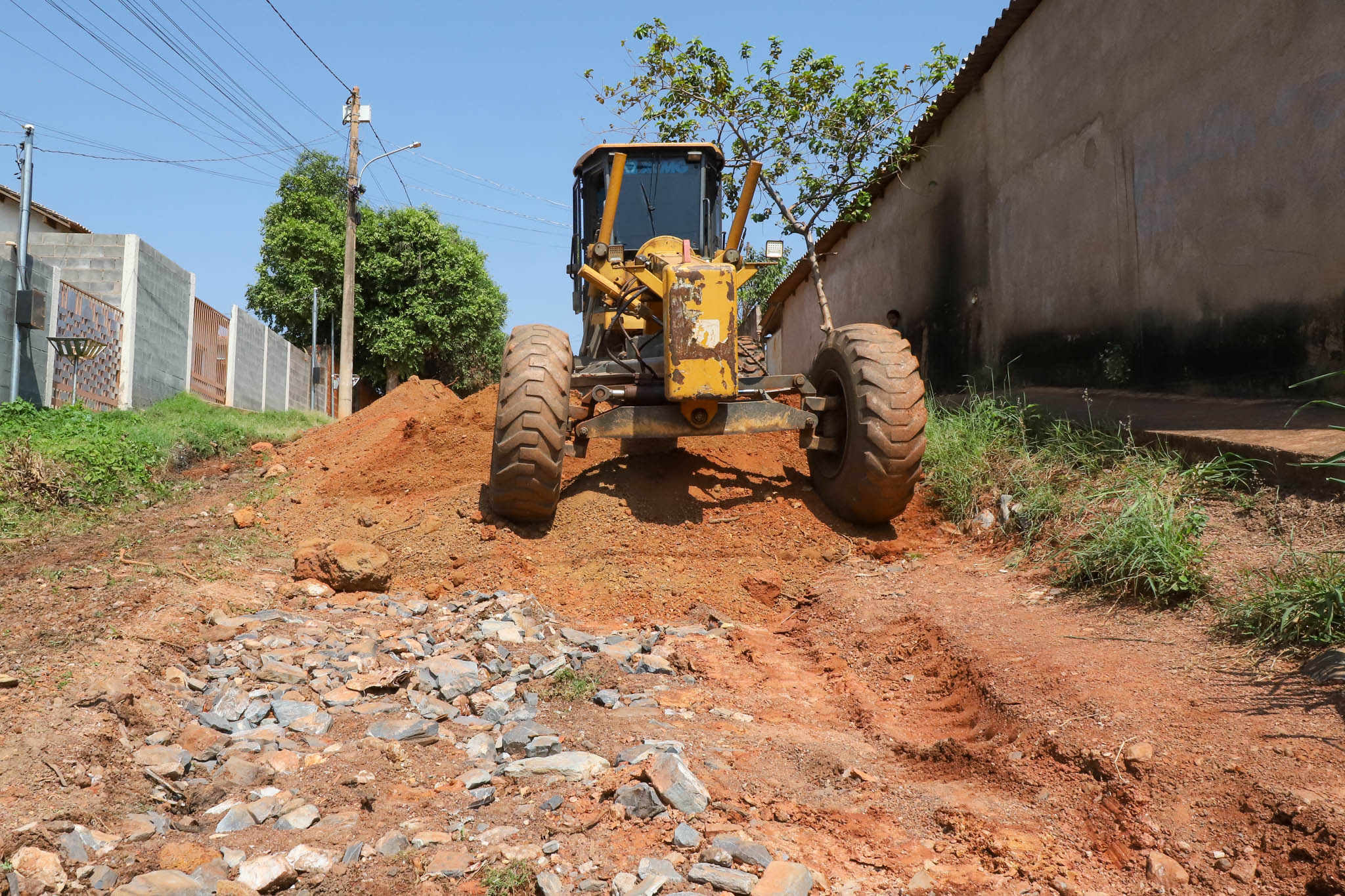 Prefeitura recupera rua Ariquemes com patrolamento e cascalhamento no bairro Marajoara