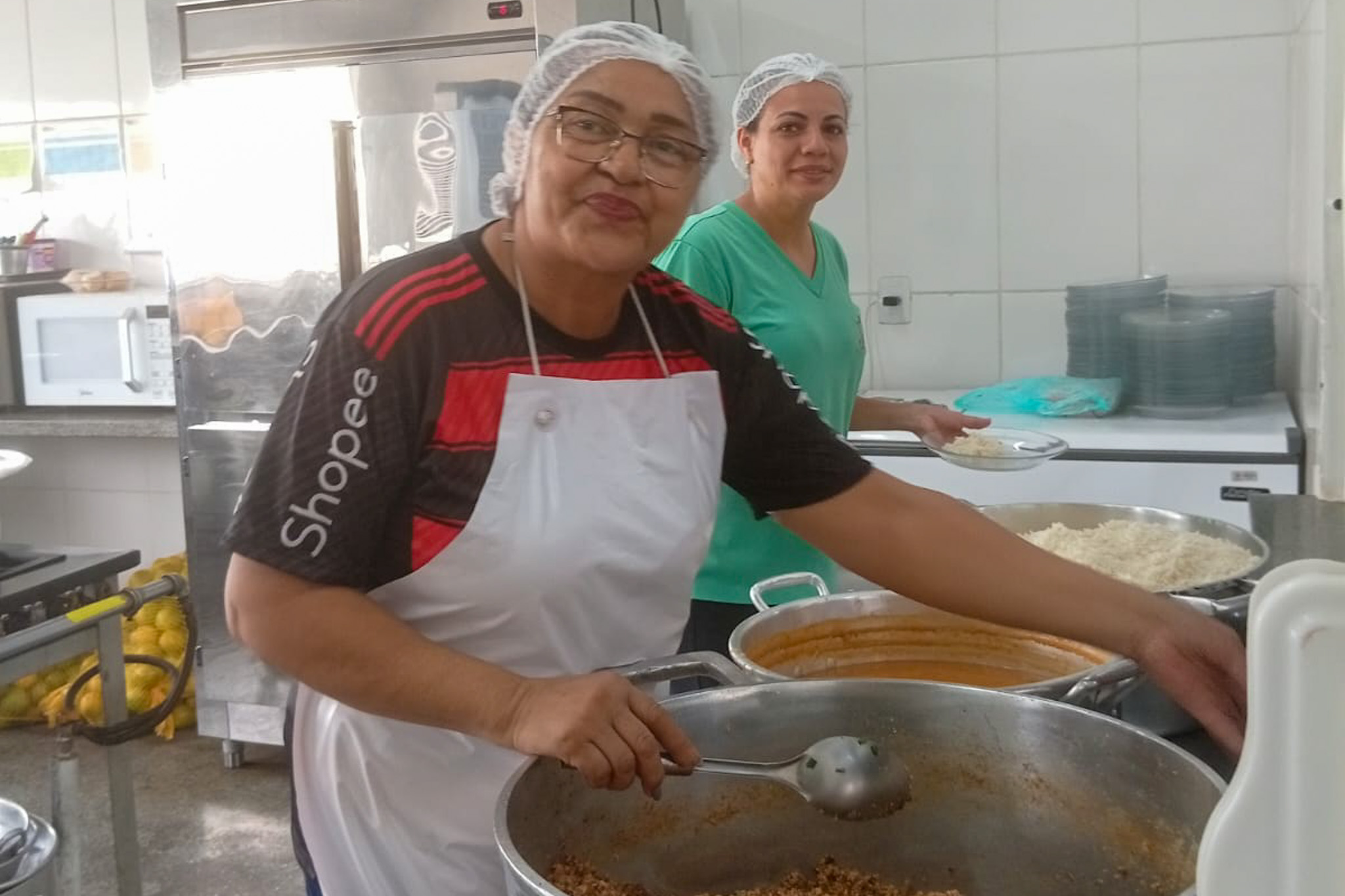 Merendeiras fazem da alimentação escolar um gesto diário de carinho e dedicação