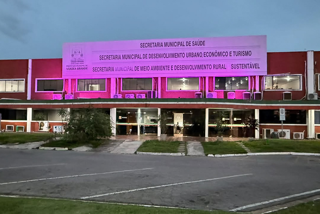Várzea Grande ilumina fachada da Secretaria de Saúde em rosa para reforçar cuidados com a saúde das mulheres