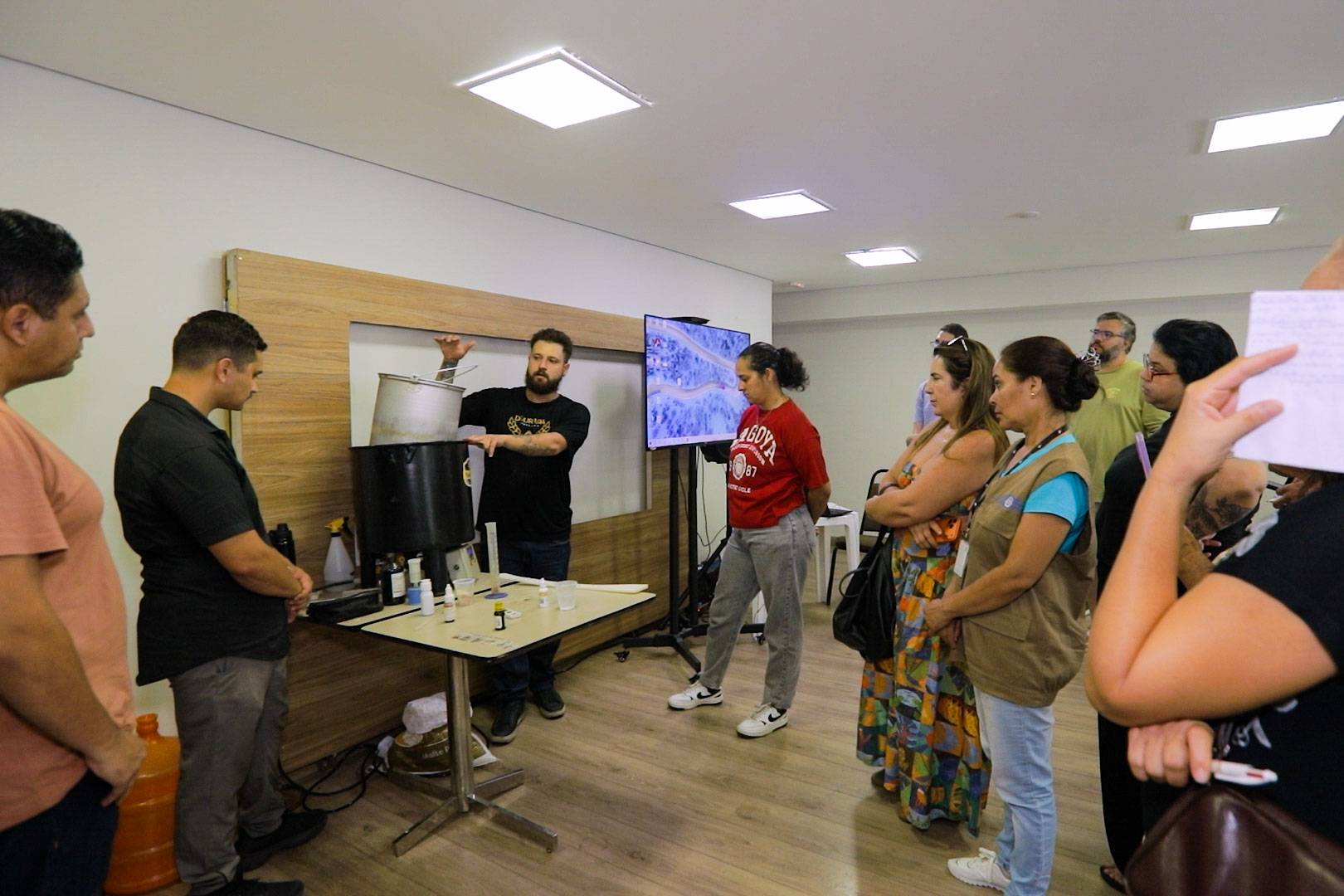 Oficina de cerveja artesanal reúne moradores interessados em aprender e empreender