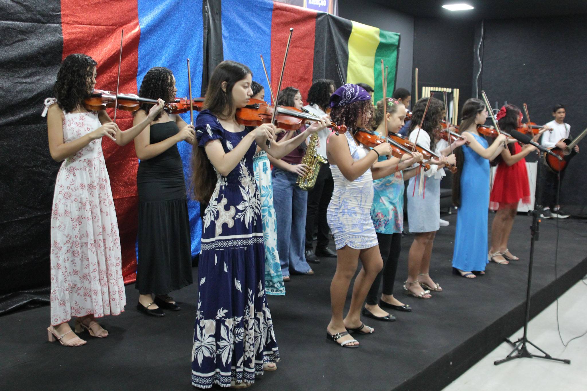 Recital de violinos emociona público na Orla Alameda e fortalece vocação do Centro Cultural como espaço da comunidade