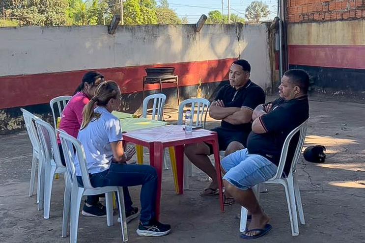 Prefeita Flávia Moretti visita bairro Vitória Régia e ouve demandas dos moradores
