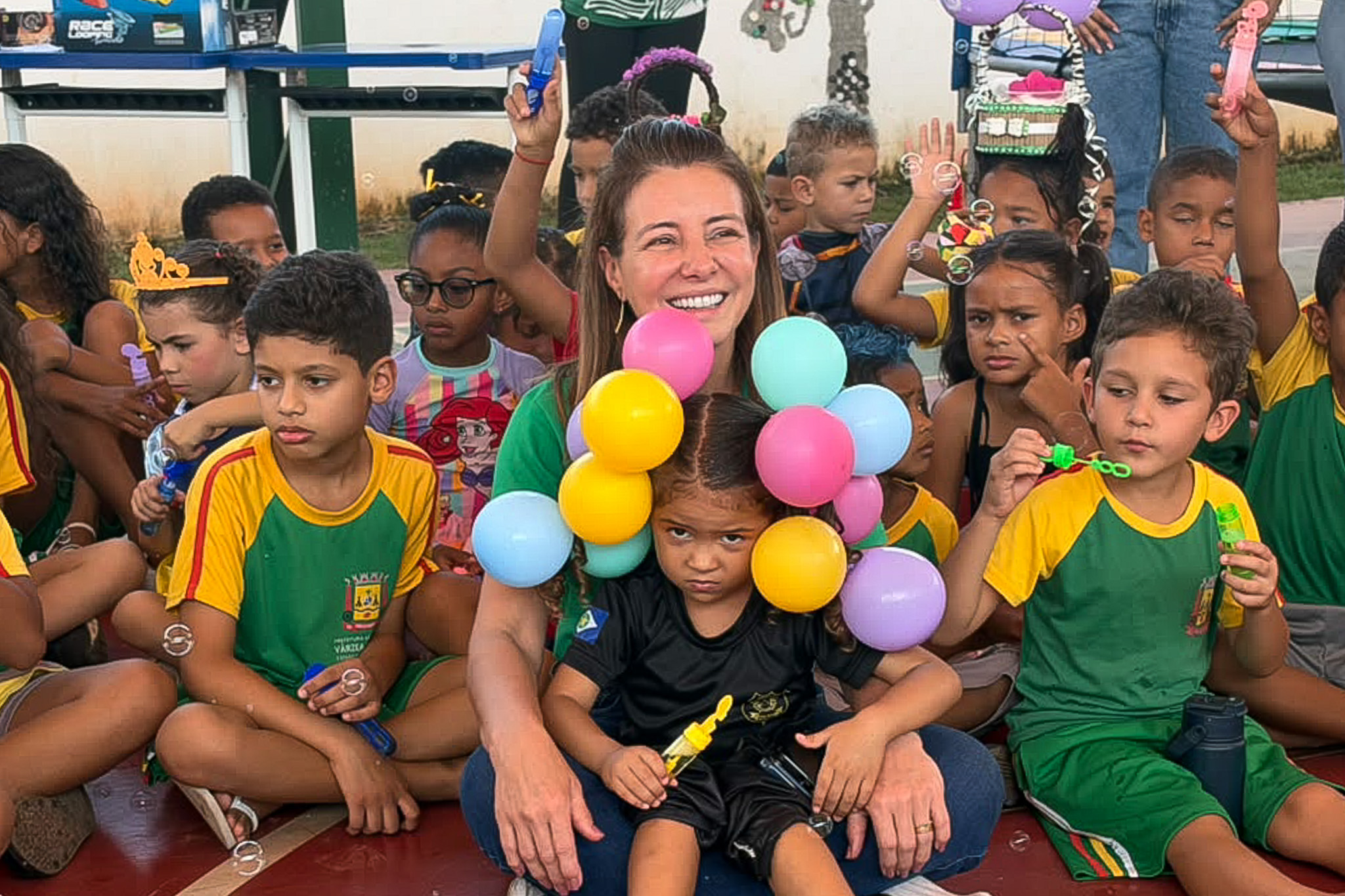 Flávia Moretti participa de festa e interage com crianças da EMEB João Ponce de Arruda