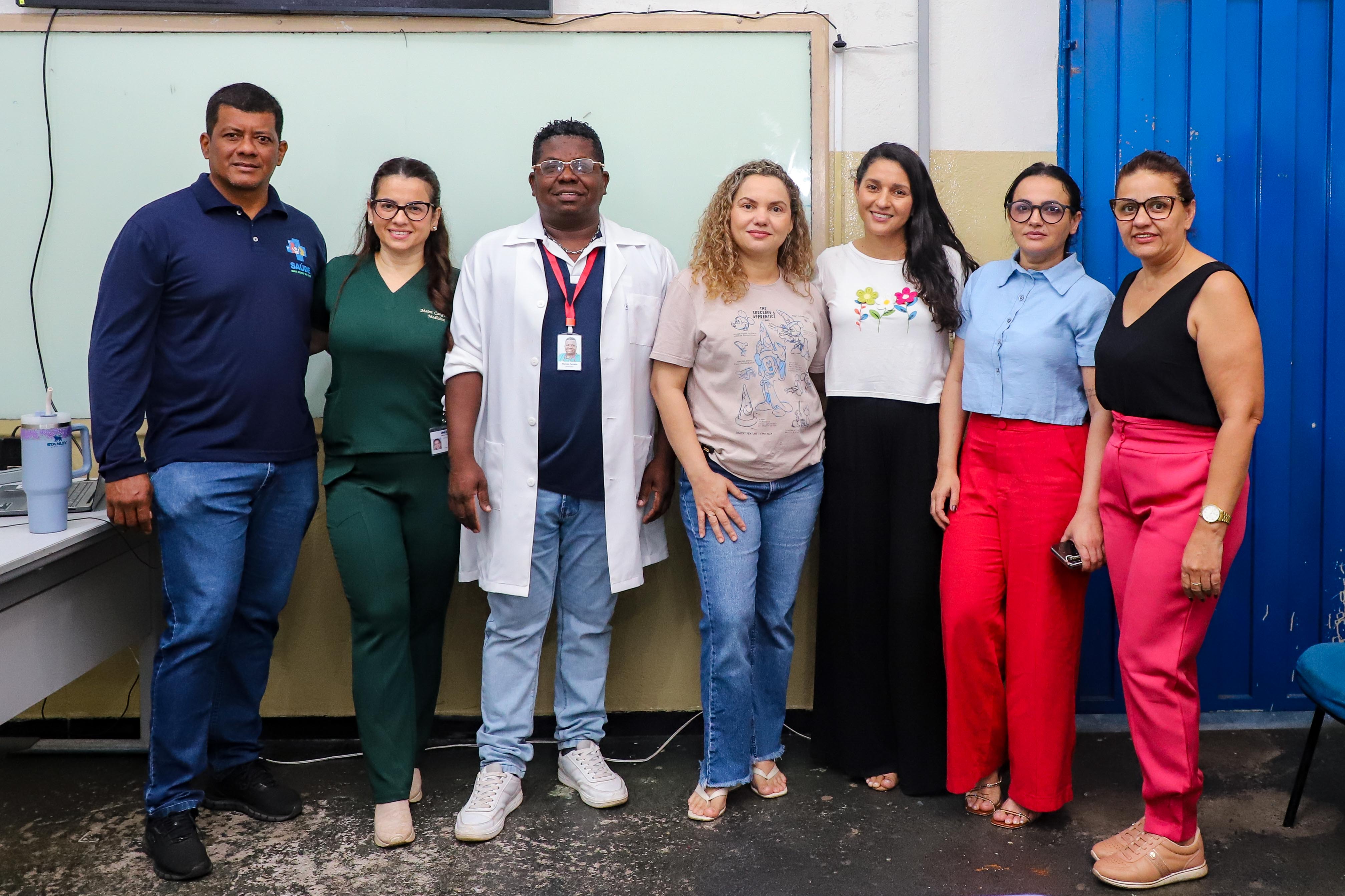 Equipe de saúde ministra palestra sobre gravidez e ISTs na escola, após aumento de casos