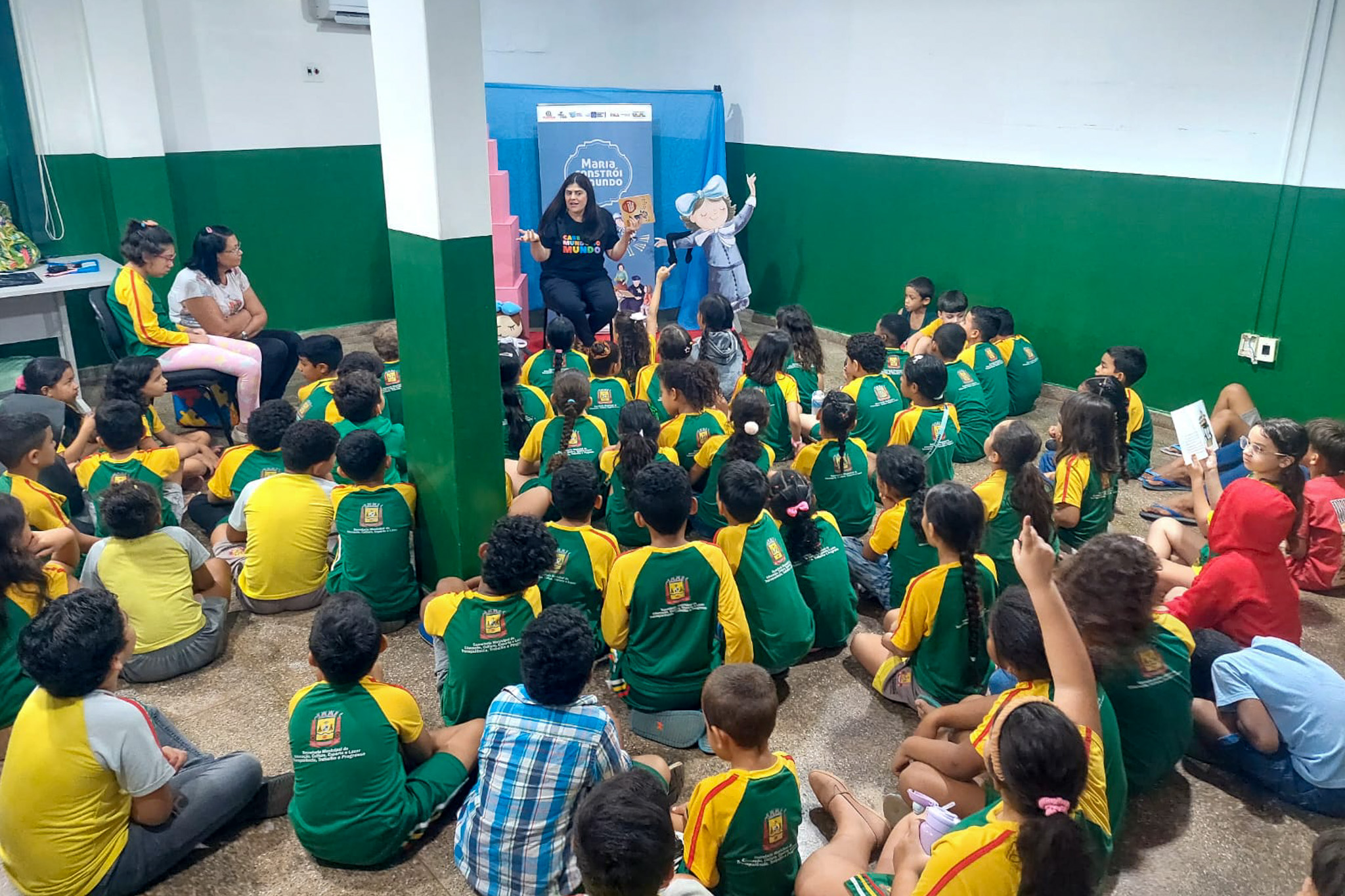 EMEB Mercedes de Paula Sôda recebe escritora Paula Naves para encontro com alunos