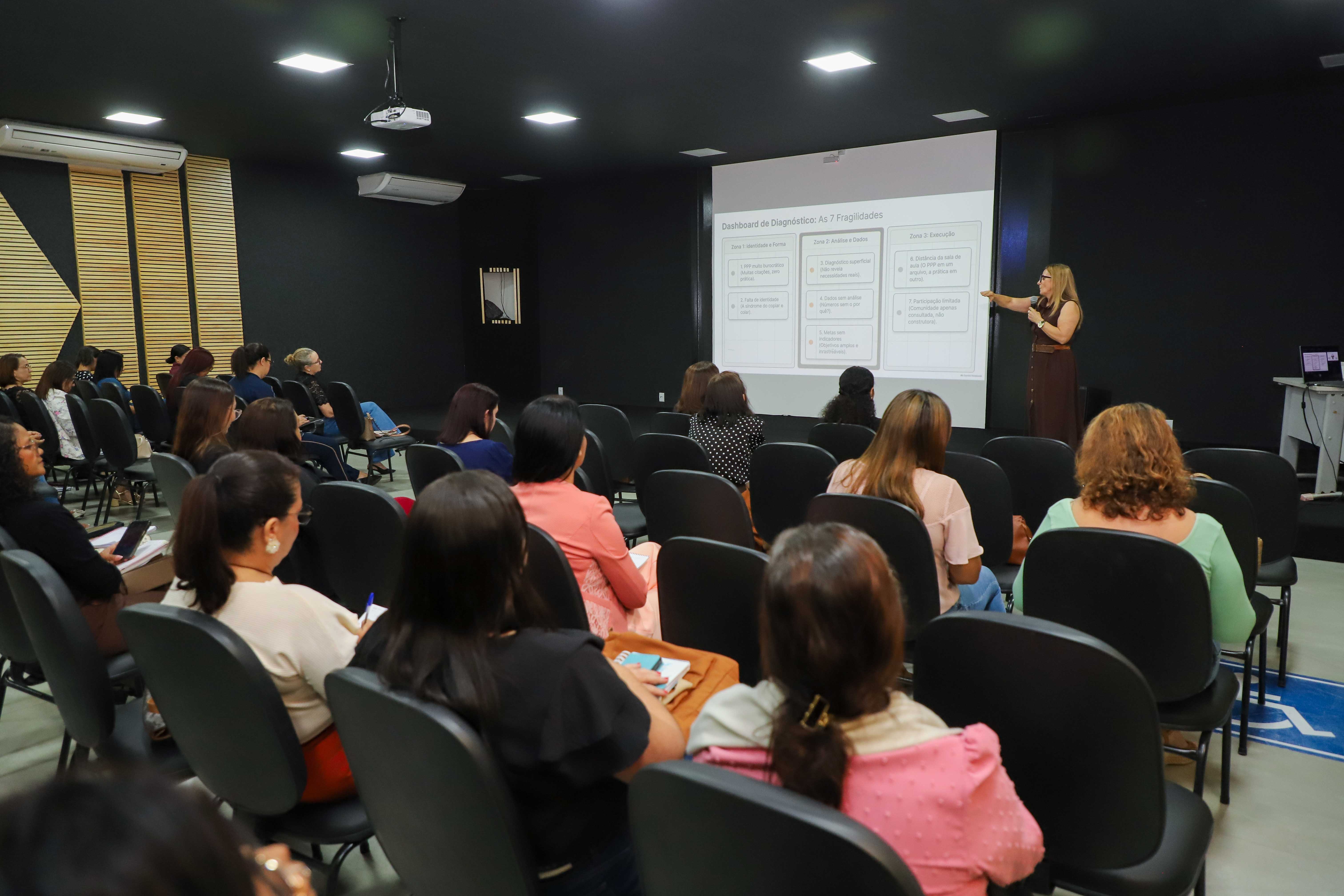 Programa Alfabetiza reúne gestores escolares em formação para fortalecer a aprendizagem em Várzea Grande