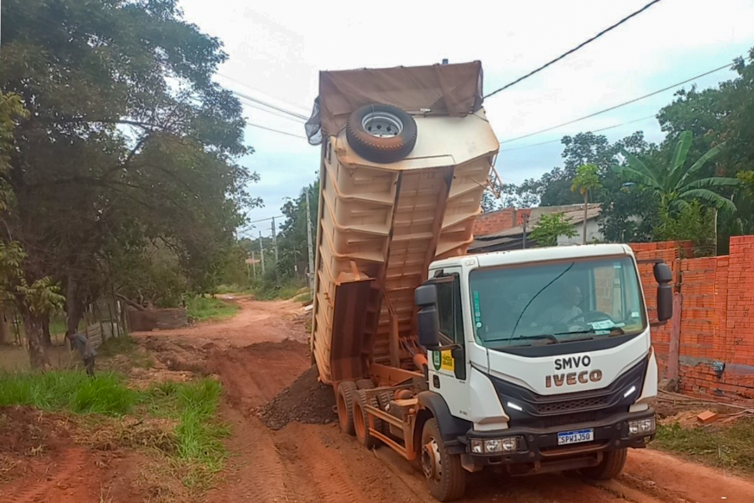 Prefeitura intensifica patrolamento e recupera ruas do bairro São Simão