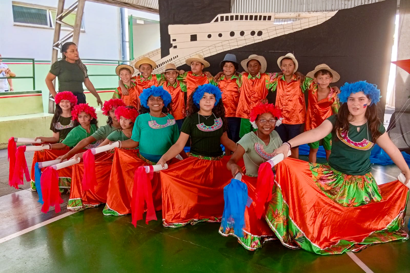 Alunos da EMEB Alino Ferreira de Magalhães emocionam com espetáculo musical na Semana dos Migrantes e Refugiados