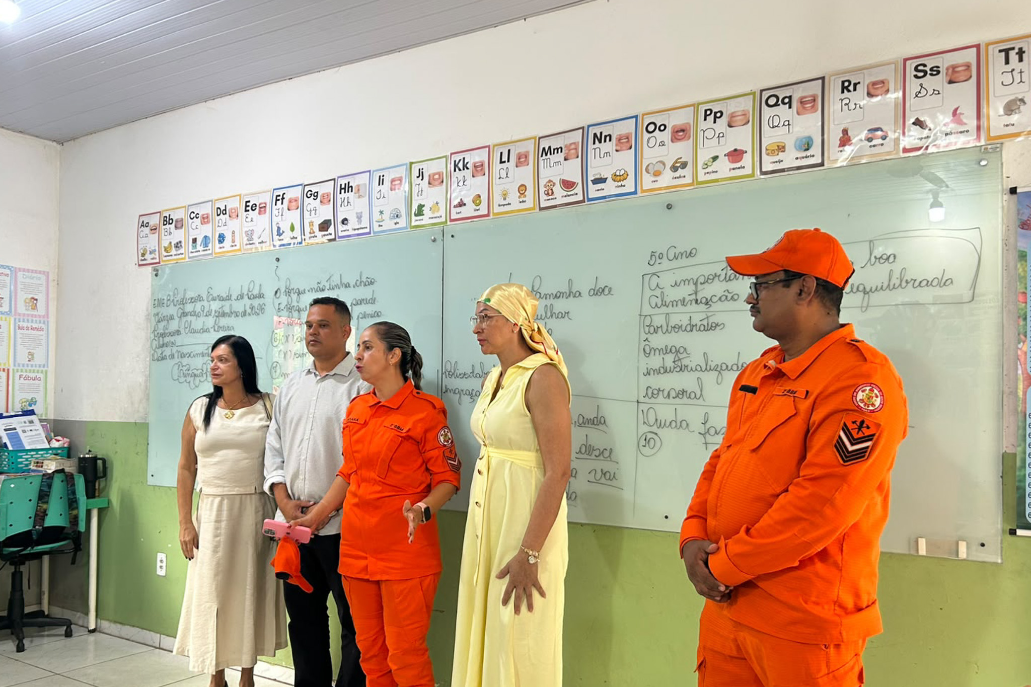 Estudantes participam de palestra educativa e recebem orientações sobre o concurso de redação dos Bombeiros