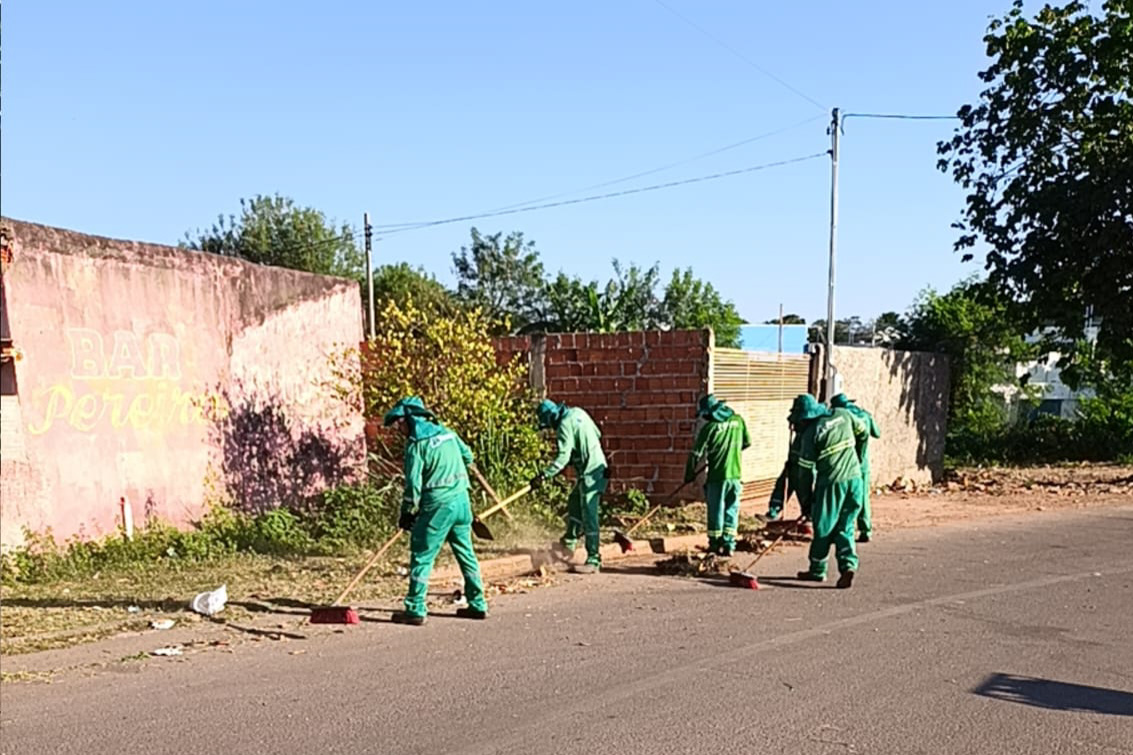 Avenidas e bairros de Várzea Grande recebem serviços de limpeza e zeladoria