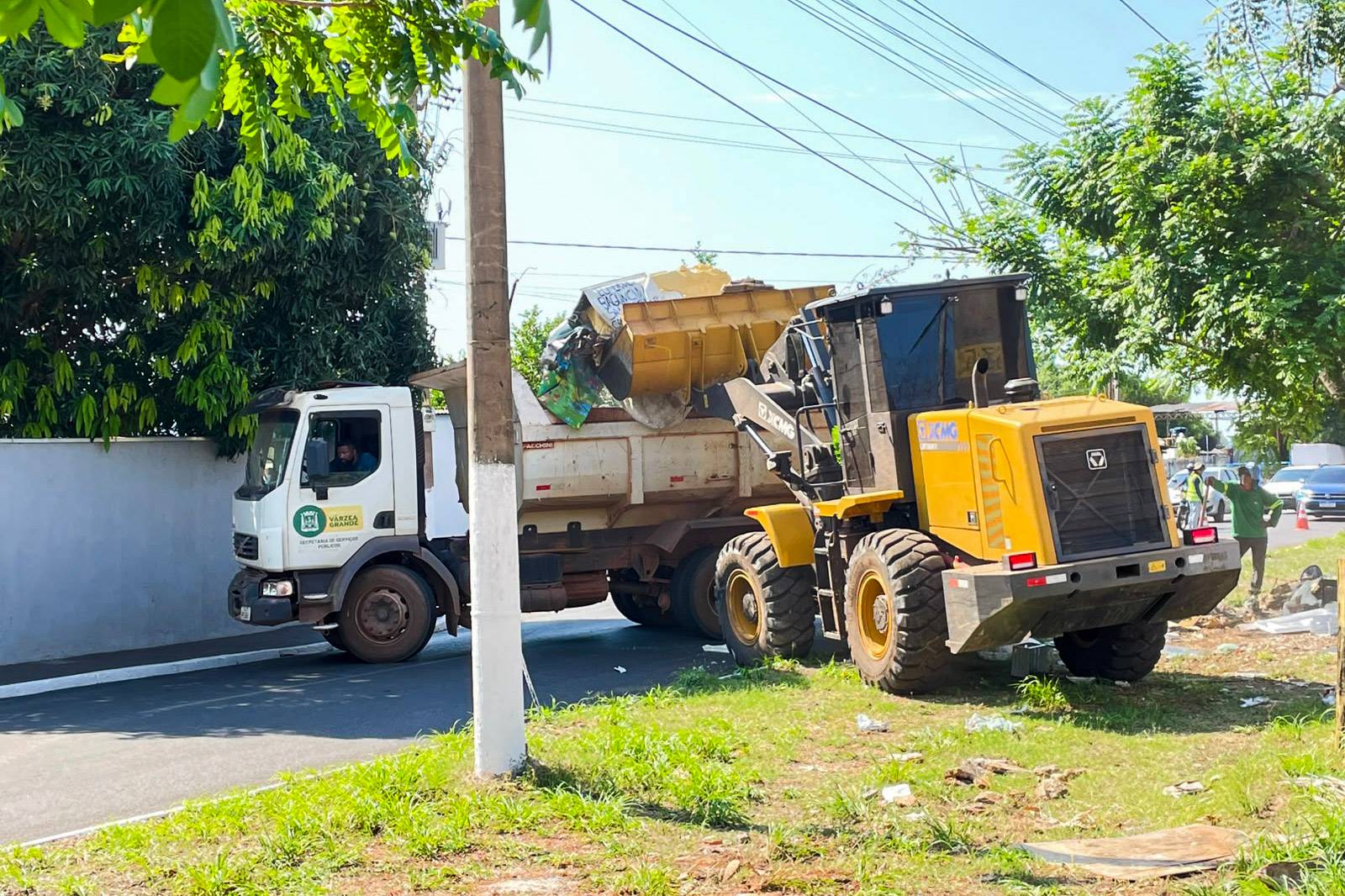 Mutirão reúne cerca de 50 trabalhadores para reforçar limpeza e manutenção na Avenida Prefeito Murilo Domingos
