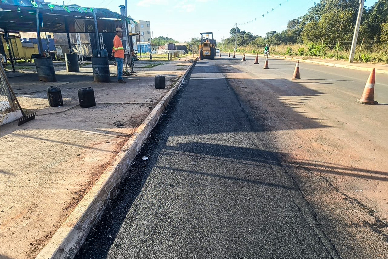 Prefeitura intensifica recapeamento da Avenida Tricolor, no Grande Cristo Rei
