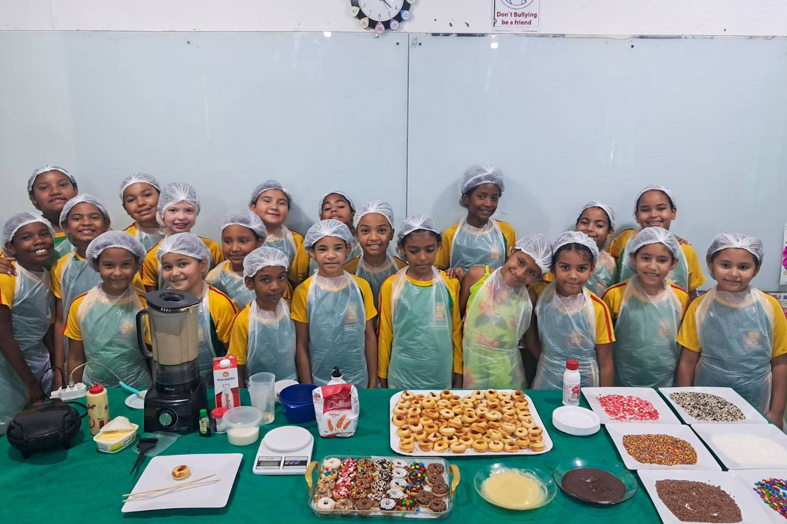 Alunos de EMEB trabalham gênero textual e matemática em prática divertida com receita de biscoitos