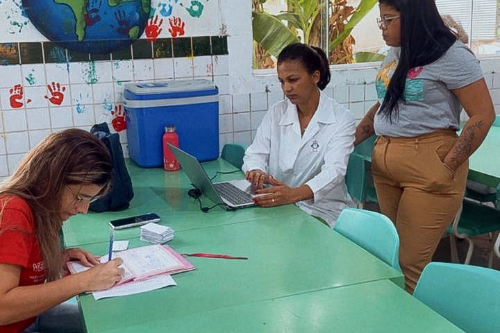 UBS do Água Limpa atualiza carteiras de vacinação e aplica 450 doses em estudantes da EMEB Emanuel Benedito de Arruda