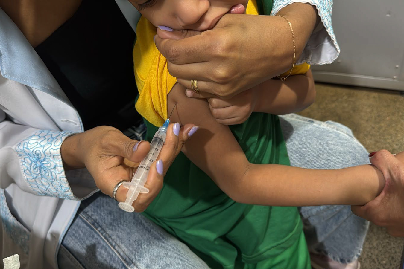 Saúde imuniza 140 crianças contra influenza e reforça medidas de prevenção no ambiente escolar